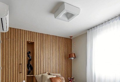 Aconchego foi o norte da arquiteta Cristiane Schiavoni. Tal sensação foi obtida com o uso da luminária e dos materiais, como a madeira e o tecido. A cabeceira da cama também é o fundo do closet. 