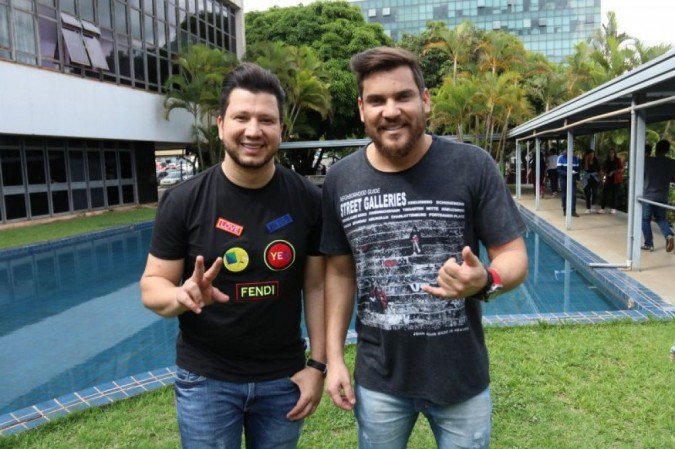 Cleber (esquerda) e Cauan (direita) começaram a carreira cantando nos bares de Brasília - (foto: Arthur Menescal/Esp. CB/D.A Press) Cleber (esquerda) e Cauan (direita) começaram a carreira cantando nos bares de Brasília - (foto: Arthur Menescal/Esp. CB/D.A Press)