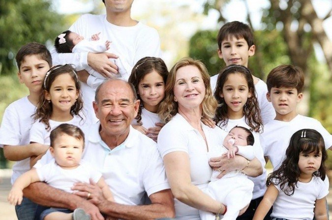 Froylan Pinto Santos, a esposa e os netos - (foto: Reprodução/Instagram) Froylan Pinto Santos, a esposa e os netos - (foto: Reprodução/Instagram)