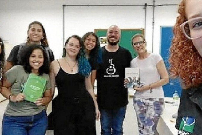 Professor Eduardo Bessa, coordenador do PET Ciência (E), comemora bons resultados. Acima, estudantes que faziam parte do grupo antes de pandemia e que, agora de casa, continuam o trabalho, combatendo notícias falsas