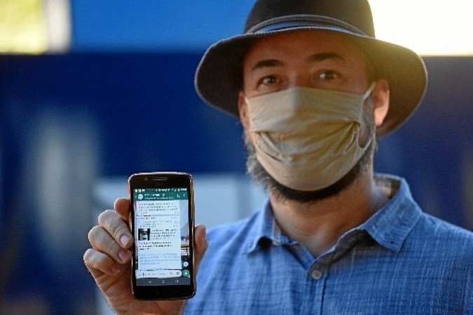 Professor Eduardo Bessa, coordenador do PET Ciência (E), comemora bons resultados. Acima, estudantes que faziam parte do grupo antes de pandemia e que, agora de casa, continuam o trabalho, combatendo notícias falsas