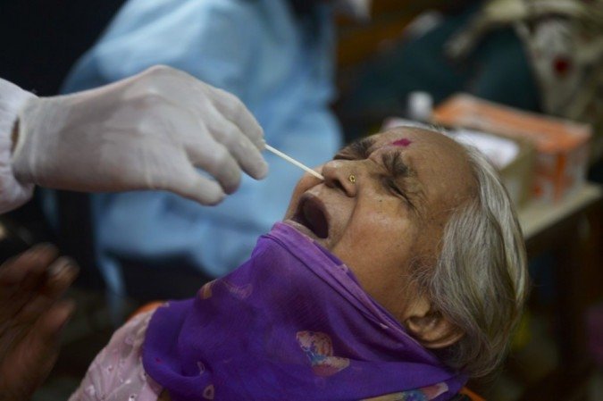 O número de mortos na Índia devido ao coronavírus atingiu 50 mil em 17 de agosto, com mais de 900 novas fatalidades relatadas em 24 horas, mostraram dados do ministério da saúde. - (foto: Indranil MUKHERJEE / AFP) O número de mortos na Índia devido ao coronavírus atingiu 50 mil em 17 de agosto, com mais de 900 novas fatalidades relatadas em 24 horas, mostraram dados do ministério da saúde. - (foto: Indranil MUKHERJEE / AFP)
