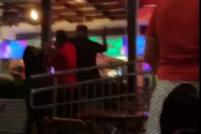PM que agrediu mulher em bar é afastado da corporação - (foto: Reprodução / Redes Sociais ) PM que agrediu mulher em bar é afastado da corporação - (foto: Reprodução / Redes Sociais )