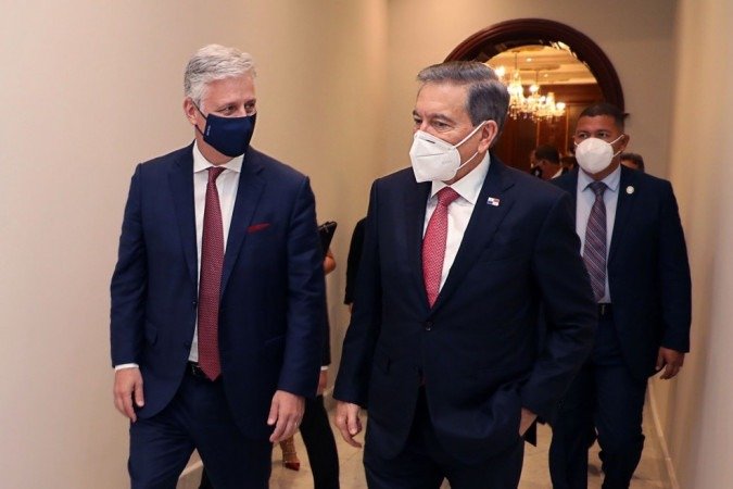 Conselheiro de segurança nacional dos EUA, Robert O'Brien, falando com o presidente do Panamá Laurentino Cortizo enquanto caminhavam no Palácio Presidencial Las Garzas na Cidade do Panamá - (foto: AFP) Conselheiro de segurança nacional dos EUA, Robert O'Brien, falando com o presidente do Panamá Laurentino Cortizo enquanto caminhavam no Palácio Presidencial Las Garzas na Cidade do Panamá - (foto: AFP)