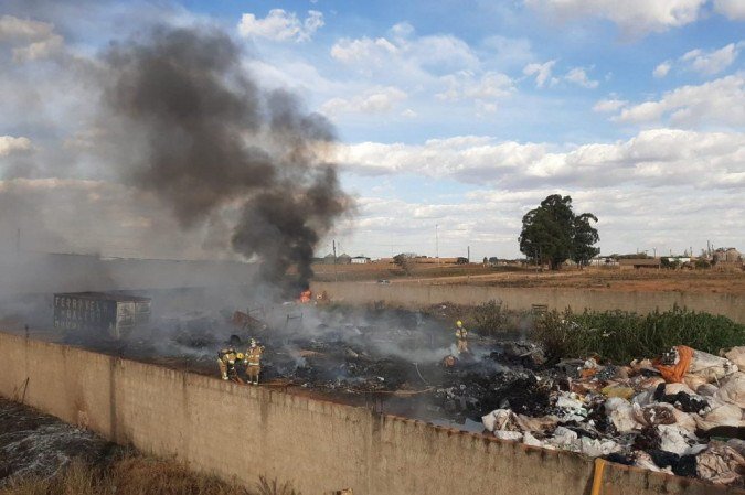 Incêndio atingiu depósito de recicláveis na BR-251 - (foto: Divulgação / CBMDF) Incêndio atingiu depósito de recicláveis na BR-251 - (foto: Divulgação / CBMDF)