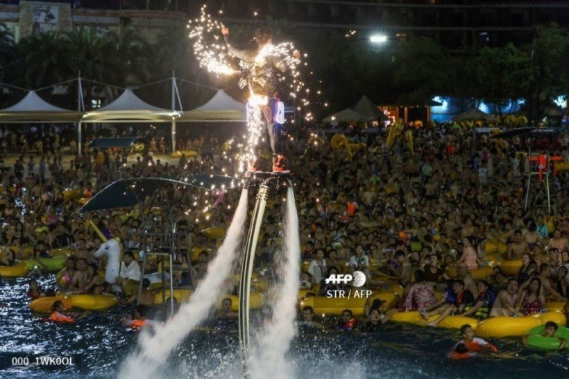 festa na piscina em Wuhan