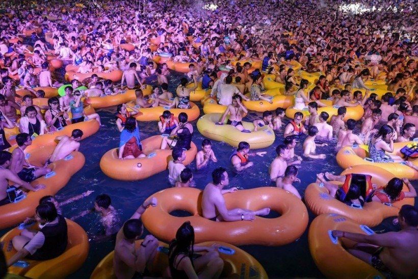 festa na piscina em Wuhan