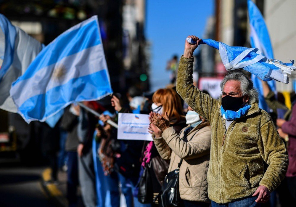 Pessoas agitam bandeiras argentinas durante protesto - (foto: RONALDO SCHEMIDT/AFP) Pessoas agitam bandeiras argentinas durante protesto - (foto: RONALDO SCHEMIDT/AFP)