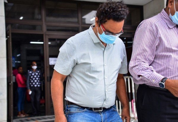 Sunil Kumar Nandeshwar (L), capit&atilde;o do graneleiro MV Wakashio que encalhou, sai do tribunal depois que ele e seu vice foram acusados de pirataria e viol&ecirc;ncia mar&iacute;tima em Port Louis, Maur&iacute;cio, em 18 de agosto de 2020.