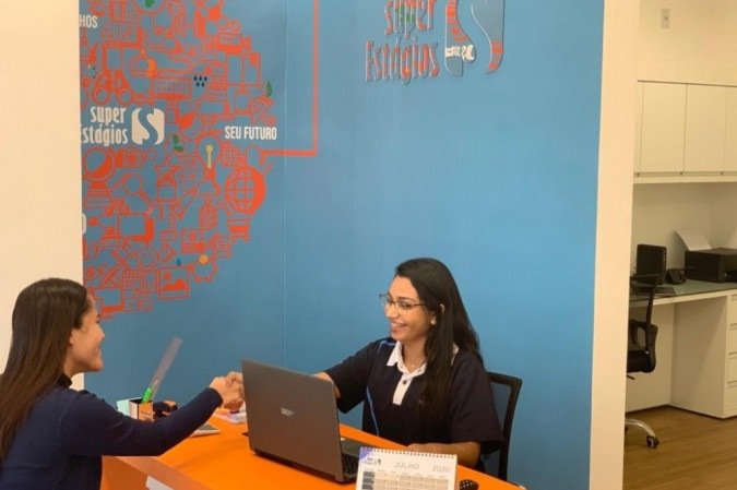 Super Estágios oferece cursos profissionalizantes on-line e gratuitos em comemoração ao Dia do Estagiário - (foto: Super Estágios/Divulgação) Super Estágios oferece cursos profissionalizantes on-line e gratuitos em comemoração ao Dia do Estagiário - (foto: Super Estágios/Divulgação)