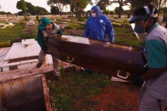 Das seis unidades administradas pela Campo da Esperança, quatro observaram aumento na quantidade de sepultamentos - (foto: Ed Alves/CB/D.A Press) Das seis unidades administradas pela Campo da Esperança, quatro observaram aumento na quantidade de sepultamentos - (foto: Ed Alves/CB/D.A Press)
