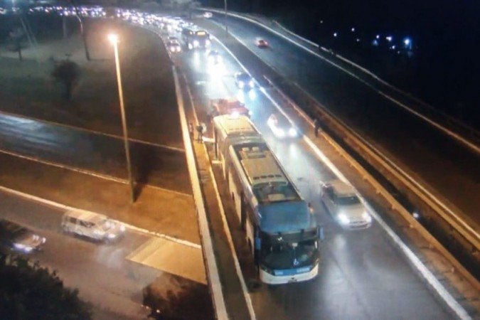 Pegou fogo um ônibus da linha Lago Sul / Recanto das Emas. - (foto: CBMDF/Divulgação) Pegou fogo um ônibus da linha Lago Sul / Recanto das Emas. - (foto: CBMDF/Divulgação)
