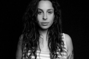 A fot&oacute;grafa Tha&iacute;s Mallon, atuante na capital