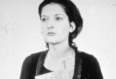 Foto da performance Ritmo 0 de Marina Abramovic