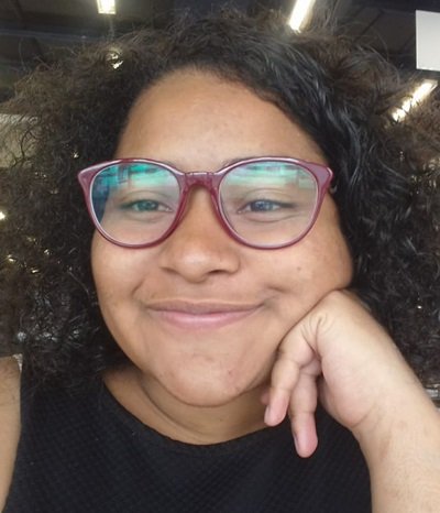 Apesar das dificuldades do ensino remoto, a estudante Anna Jullia Costa acredita que ainda n&atilde;o &eacute; hora de retomada 