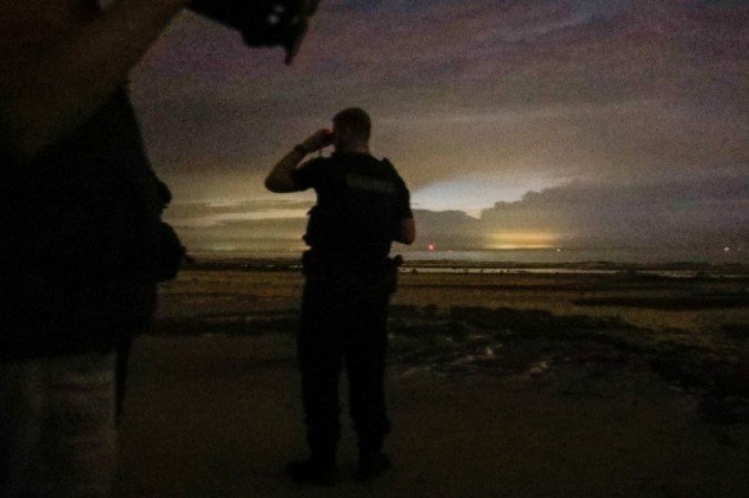 Policiais franceses patrulham uma praia em Tardinghen, perto de Calais, para impedir que migrantes sigam pelo mar ilegalmente para cruzar em direção ao Reino Unido. - (foto: Sameer Al-DOUMY / AFP) Policiais franceses patrulham uma praia em Tardinghen, perto de Calais, para impedir que migrantes sigam pelo mar ilegalmente para cruzar em direção ao Reino Unido. - (foto: Sameer Al-DOUMY / AFP)