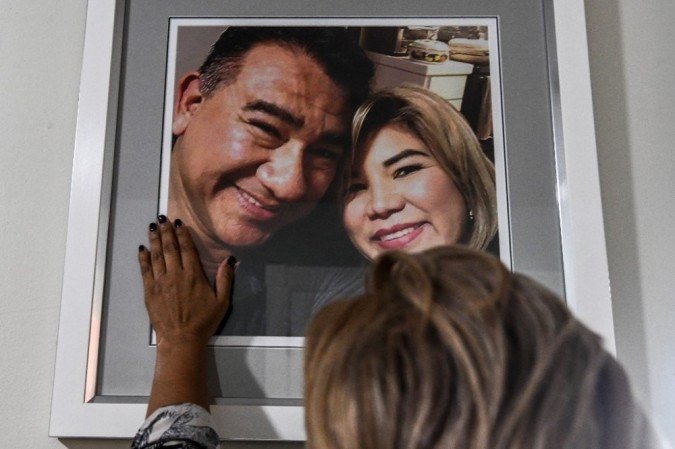Sobreviventes do coronavírus Glenda Yaneth Amaya Gamez gentilmente toca uma foto de seu falecido marido, o alemão Francisco Amaya Gamez, dentro de sua casa em Miami Gardens, perto de Miami. - (foto: CHANDAN KHANNA / AFP) Sobreviventes do coronavírus Glenda Yaneth Amaya Gamez gentilmente toca uma foto de seu falecido marido, o alemão Francisco Amaya Gamez, dentro de sua casa em Miami Gardens, perto de Miami. - (foto: CHANDAN KHANNA / AFP)