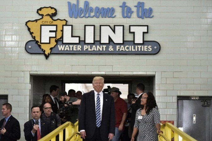 Nesta foto de arquivo, o presidente Donald Trump visita a estação de tratamento de água de Flint com a administradora de serviços públicos Jolisa McDay (D) em 14 de setembro de 2016 em Flint, Michigan. - (crédito: Mandel Ngan / AFP) Nesta foto de arquivo, o presidente Donald Trump visita a estação de tratamento de água de Flint com a administradora de serviços públicos Jolisa McDay (D) em 14 de setembro de 2016 em Flint, Michigan. - (crédito: Mandel Ngan / AFP)