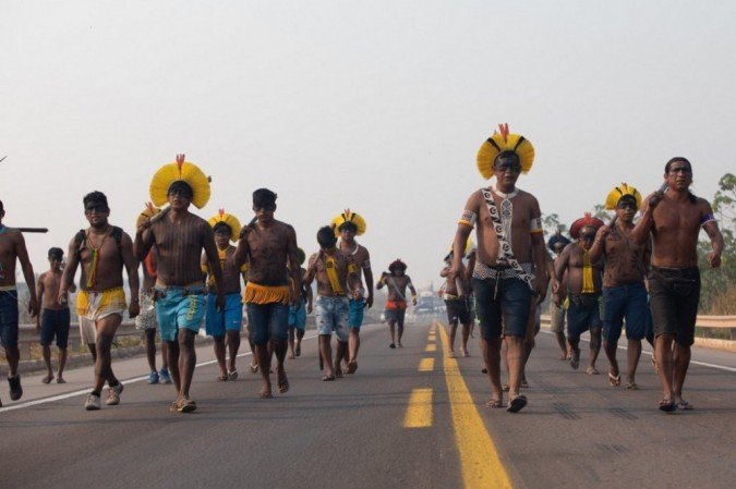 Membros do grupo indígena Kayapó caminham bloqueando a rodovia BR163 durante um protesto nos arredores de Novo Progresso, no Estado do Pará, Brasil, em 20 de agosto de 2020 em meio à nova pandemia de coronavírus. - (foto: JOÃO LAET / AFP) Membros do grupo indígena Kayapó caminham bloqueando a rodovia BR163 durante um protesto nos arredores de Novo Progresso, no Estado do Pará, Brasil, em 20 de agosto de 2020 em meio à nova pandemia de coronavírus. - (foto: JOÃO LAET / AFP)