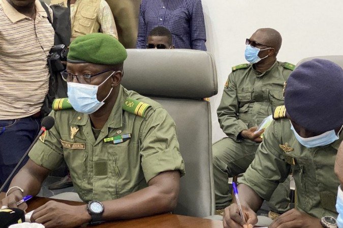 Vice-presidente do CNSP (Comitê Nacional de Saúde Pública) Coronel Malick Diaw (E) usando uma máscara facial fala no Ministério da Defesa do Mali durante uma reunião com políticos do Mali, em Bamako, em 20 de agosto de 2020. - (foto: MALIK KONATE / AFP) Vice-presidente do CNSP (Comitê Nacional de Saúde Pública) Coronel Malick Diaw (E) usando uma máscara facial fala no Ministério da Defesa do Mali durante uma reunião com políticos do Mali, em Bamako, em 20 de agosto de 2020. - (foto: MALIK KONATE / AFP)