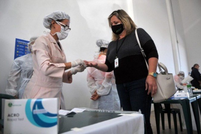 Aqueles que testaram positivo para covid-19 foram afastados e orientados pelos profissionais de saúde da SES-DF - (crédito: Vinícius de Mello / Agência Brasília) Aqueles que testaram positivo para covid-19 foram afastados e orientados pelos profissionais de saúde da SES-DF - (crédito: Vinícius de Mello / Agência Brasília)