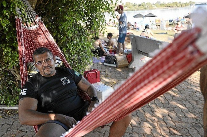 Fernando Cavalcante aproveita a sombra na rede, na Prainha do Lago