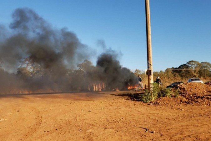 Manifestantes reclamam que ninguém dá informações sobre o porquê da derrubada das casas - (foto: Foto/Roger Brasil) Manifestantes reclamam que ninguém dá informações sobre o porquê da derrubada das casas - (foto: Foto/Roger Brasil)