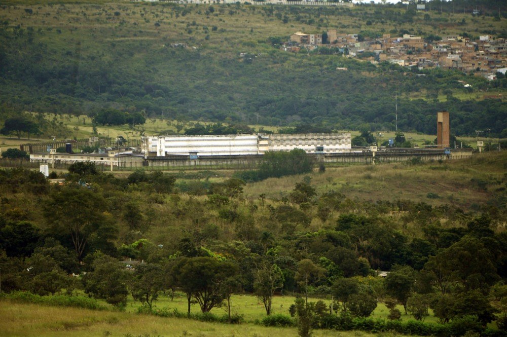 Presos da Papuda brigam com facas em pátio e são levados a hospital