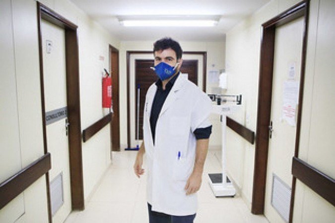 O médico ortopedista Davi Haje foi pioneiro em aplicar o método com gesso em adultos.