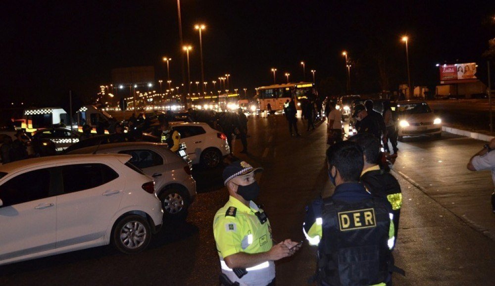 Motociclista reage ao ser parado em blitz e agride policial no Gama