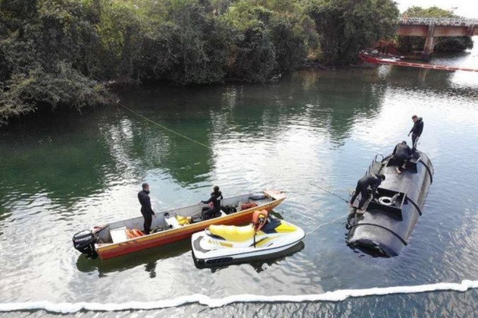 Mergulhadores ancoram os tanques da carreta e os preparam para ser arrastados - (foto: Divulgação/CBMMG) Mergulhadores ancoram os tanques da carreta e os preparam para ser arrastados - (foto: Divulgação/CBMMG)
