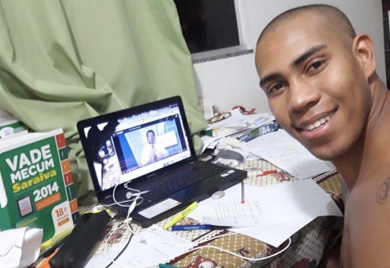 Pedro Rennan Cantanhede: "Esta é a hora de se fortificar, de aprender bastante. Tem muita gente saindo da fila, mas muitos estão entrando, é aquele ditado: "2018 em tempos difíceis, são construídas várias lendas"2019. É preciso estudar bastante para, em 2021, ser um concurseiro agressivo e competitivo"