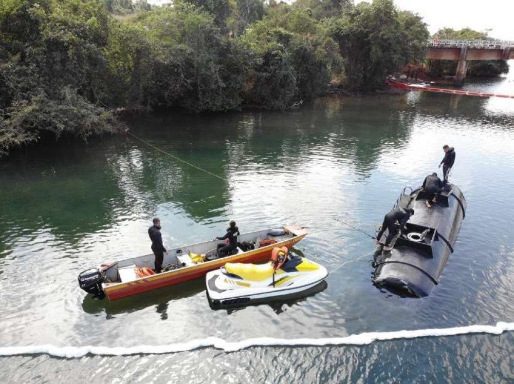 Carreta de etanol no fundo de rio em MG desafia bombeiros e meio ambiente