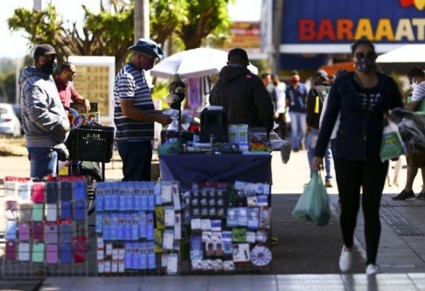 Com&eacute;rcio de rua j&aacute; estava funcionando em Bras&iacute;lia.