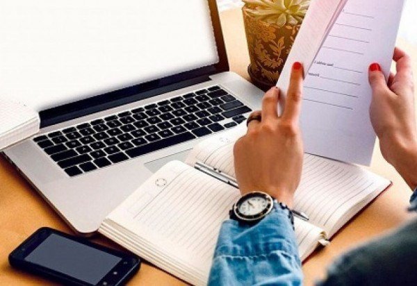 Os materiais incluem aulões, simulados e cadernos de estudo