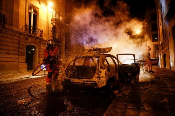 Bombeiros apagam um carro em chamas perto da Champs-Elysees em Paris em 23 de agosto de 2020, quando os torcedores do PSG se reúnem após a final da Liga dos Campeões da UEFA entre o Paris Saint-Germain e o Bayern de Munique, no estádio Luz, em Lisboa. - (foto: Sameer Al-DOUMY / AFP) Bombeiros apagam um carro em chamas perto da Champs-Elysees em Paris em 23 de agosto de 2020, quando os torcedores do PSG se reúnem após a final da Liga dos Campeões da UEFA entre o Paris Saint-Germain e o Bayern de Munique, no estádio Luz, em Lisboa. - (foto: Sameer Al-DOUMY / AFP)