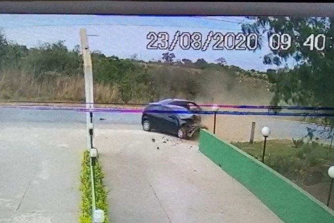 Vídeo mostra o momento exato da colisão dos veículos na DF-180, em Santo Antônio do Descoberto, no domingo (23/8) - (crédito: Material cedido ao Correio) Vídeo mostra o momento exato da colisão dos veículos na DF-180, em Santo Antônio do Descoberto, no domingo (23/8) - (crédito: Material cedido ao Correio)
