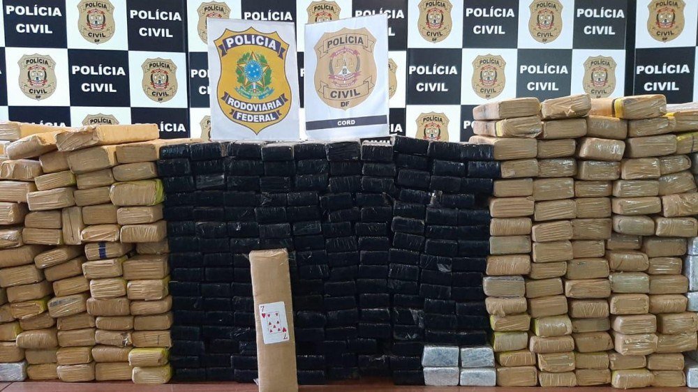VÍDEO: Polícia apreende uma tonelada de maconha no Recanto das Emas