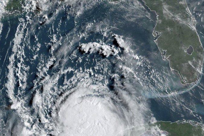 Este satélite RAMMB / NOAA mostra o furacão Laura movendo-se para noroeste no Golfo do México em direção à Louisiana às 13:00 UTC de 25 de agosto de 2020. - (foto: Folheto / RAMMB / NOAA / NESDIS / AFP) Este satélite RAMMB / NOAA mostra o furacão Laura movendo-se para noroeste no Golfo do México em direção à Louisiana às 13:00 UTC de 25 de agosto de 2020. - (foto: Folheto / RAMMB / NOAA / NESDIS / AFP)