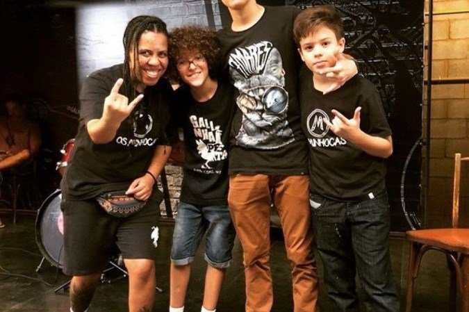 Sara e os alunos da banda Os Minhocas, que ela ajudou a formar 
 -  (crédito: Rebeca Terra/Divulgação)