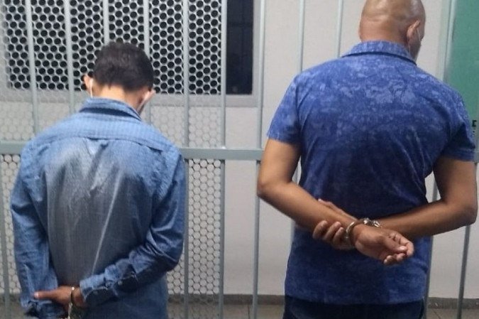 Os criminosos foram detidos e podem pegar de 4 a 10 anos de prisão - (foto: PCDF/Divulgação) Os criminosos foram detidos e podem pegar de 4 a 10 anos de prisão - (foto: PCDF/Divulgação)