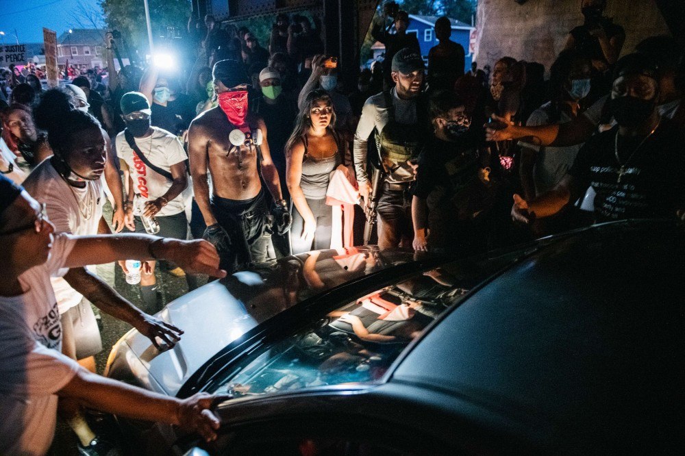 Protestos ocorrem por novo caso de homem negro baleado pela polícia nos EUA