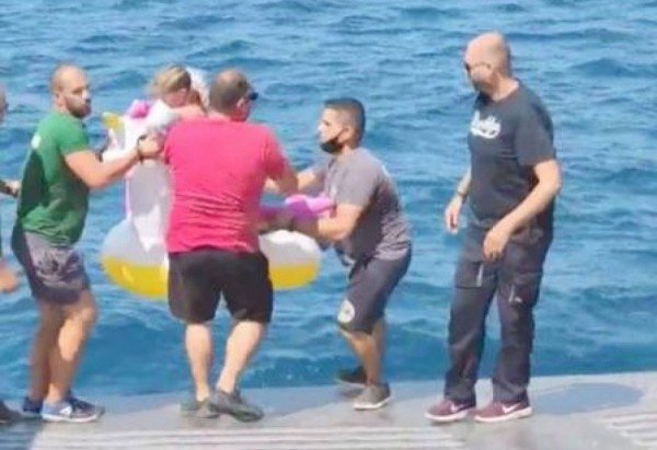 Menina em boia de unicórnio é resgatada em alto-mar na Grécia