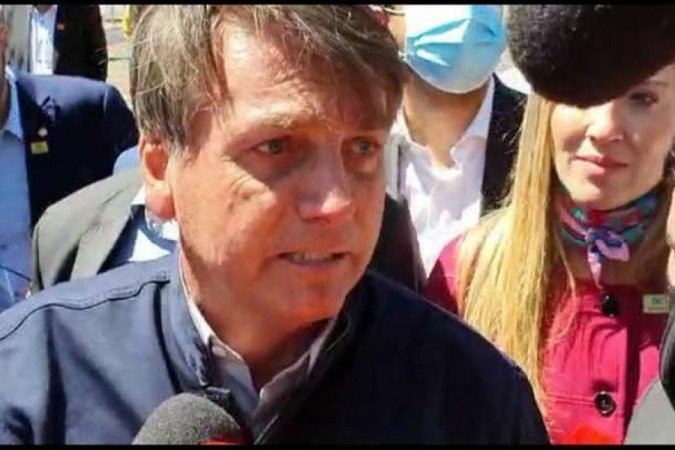 Bolsonaro conversou com jornalistas por quase dois minutos em Ipatinga -  (crédito: Matheus Muratori/Estado de Minas)