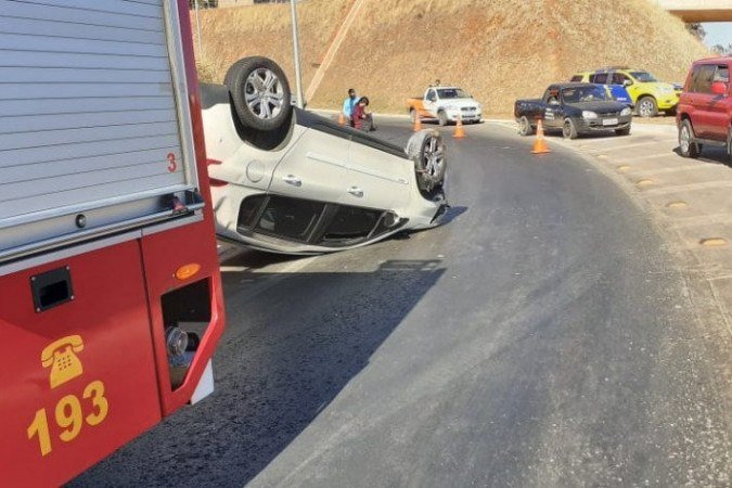Acidente foi ocasionado por uma manha de óleo na pista: bombeiros colocaram no local material para absorver o óleo - (foto: divulgação / CBMDF) Acidente foi ocasionado por uma manha de óleo na pista: bombeiros colocaram no local material para absorver o óleo - (foto: divulgação / CBMDF)