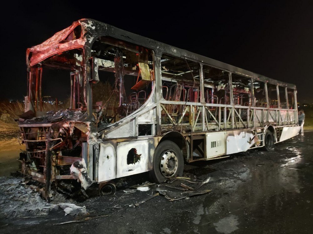 Manifestantes colocam fogo em ônibus na via Estrutural durante protesto no Assentamento 26 de setembro