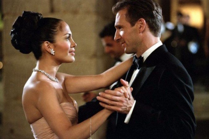 O longa é protagonizado por Jennifer López e Ralph Fiennes -  (crédito: Columbia Pictures/Divulgação)