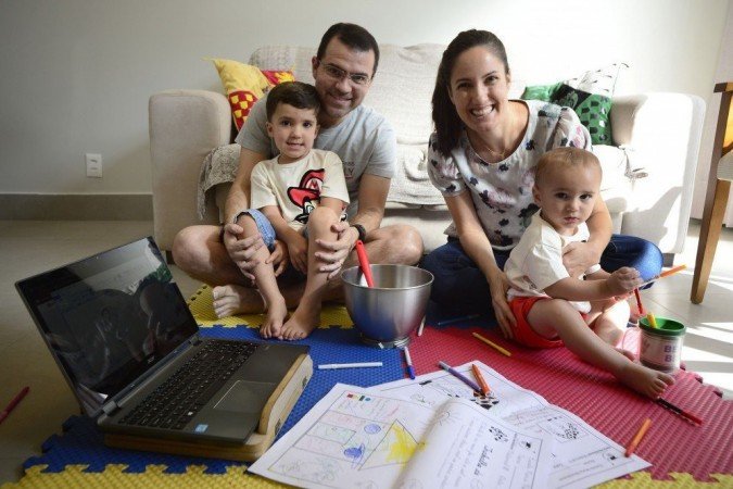Carla e André tiveram que adaptar toda a rotina em função dos filhos, Dante e Bento -  (crédito: Marcelo Ferreira/CB/D.A Press                  )