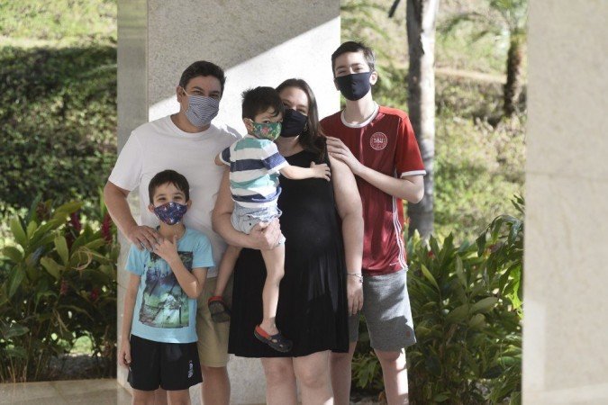 Com tr&ecirc;s filhos em idades diferentes, Mariana e Andr&eacute; t&ecirc;m feito malabarismo para atender &agrave;s necessidades de todos