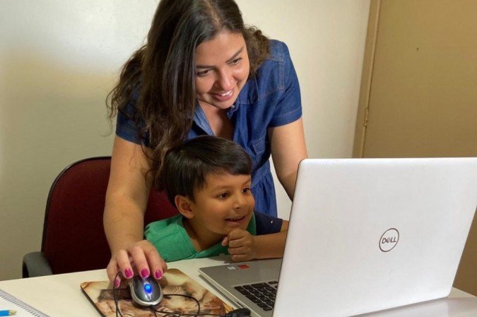 Com leve autismo, Samuel teve dificuldade de se concentrar nas aulas on-line: Luciara acompanha as tarefas do filho